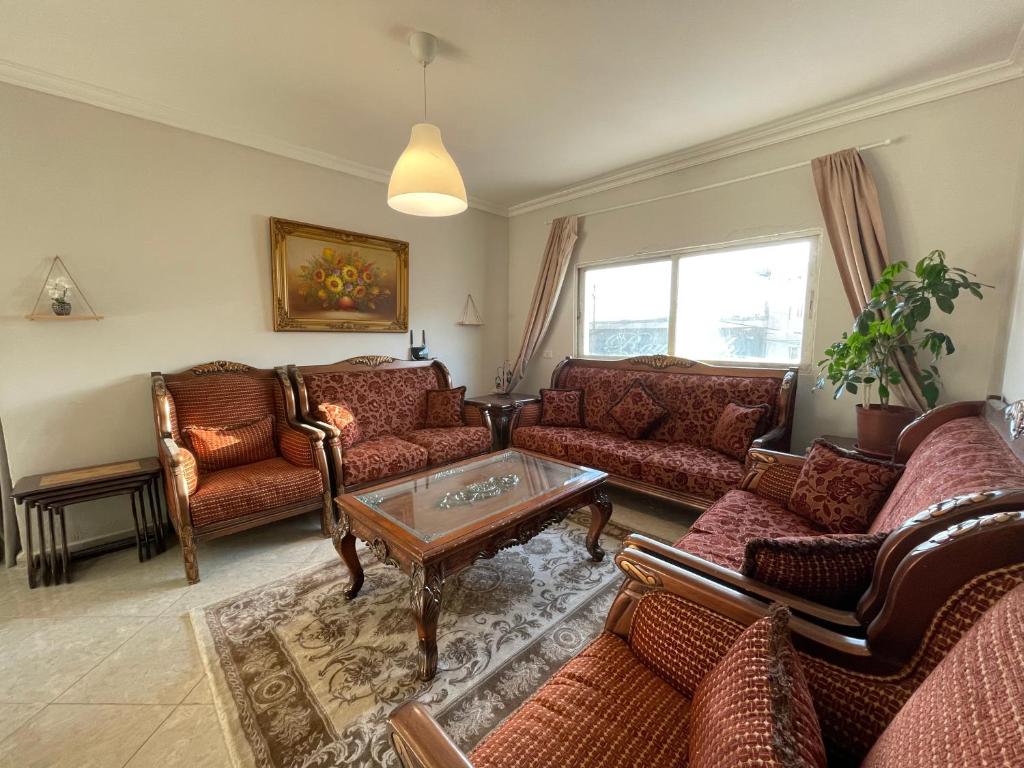 阿杰隆Mahfouz Suite - Ajloun's downtown的带沙发和咖啡桌的客厅