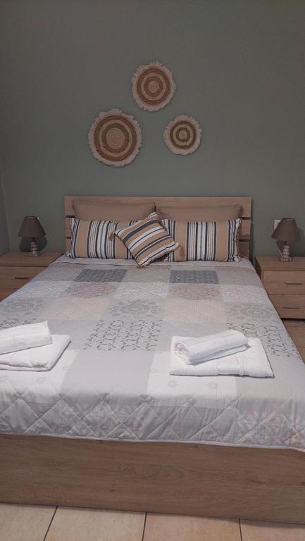 萨索斯La bella casa thassos的一张大床,上面有两条白色毛巾