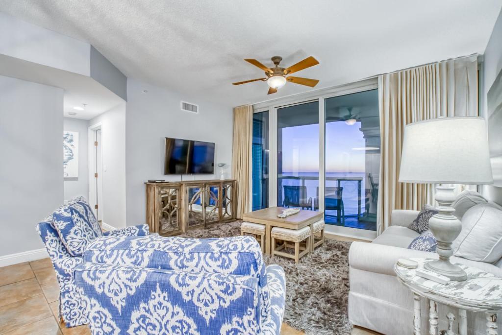 彭萨科拉海滩Portofino Island Resort & Spa 1-1402的客厅配有吊扇和沙发。