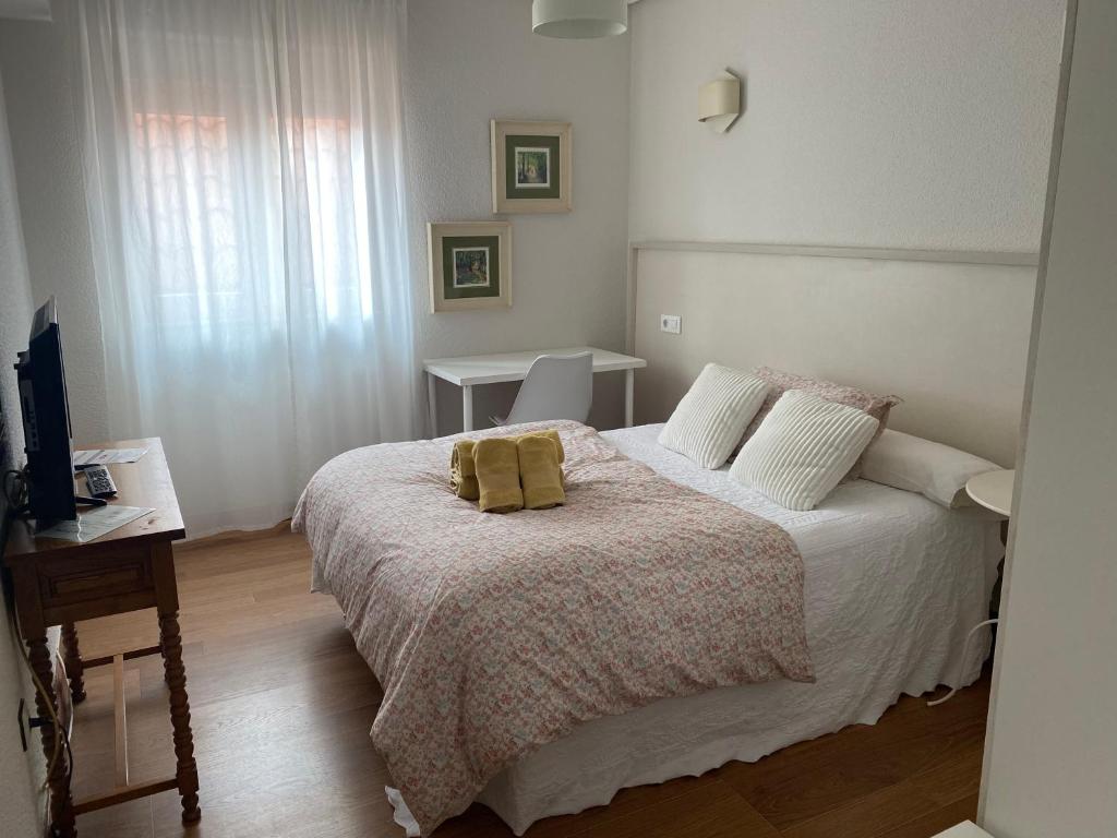 卡韦松·德·拉·萨尔埃尔克鲁塞旅馆的一间卧室配有一张带两个枕头的床