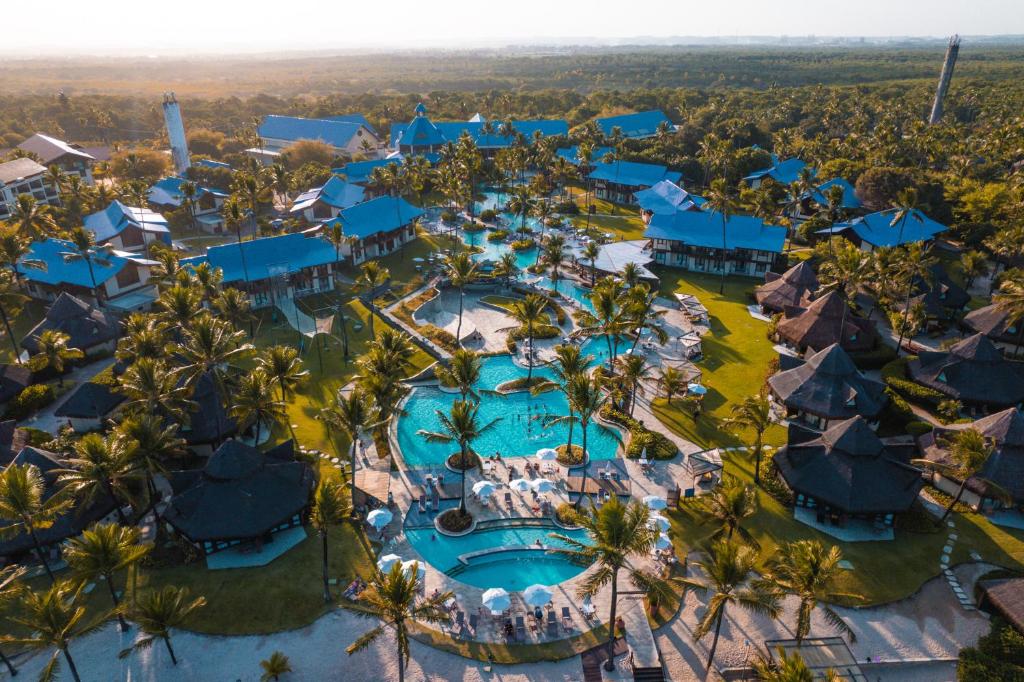 嘎林海斯港Summerville Resort - All Inclusive的享有带游泳池的度假村的空中景致