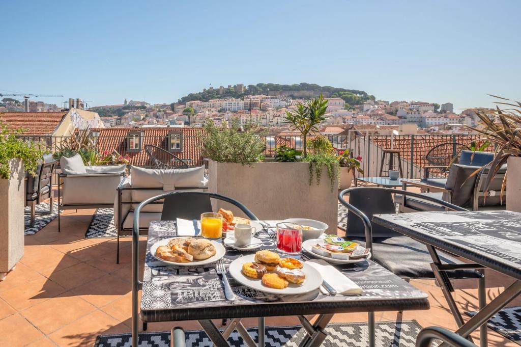 里斯本里斯本艺术酒店的阳台上摆放着食物盘的桌子