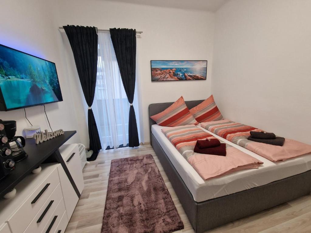 巴特奥塞Appartement 223的一间卧室配有一张床和一台平面电视