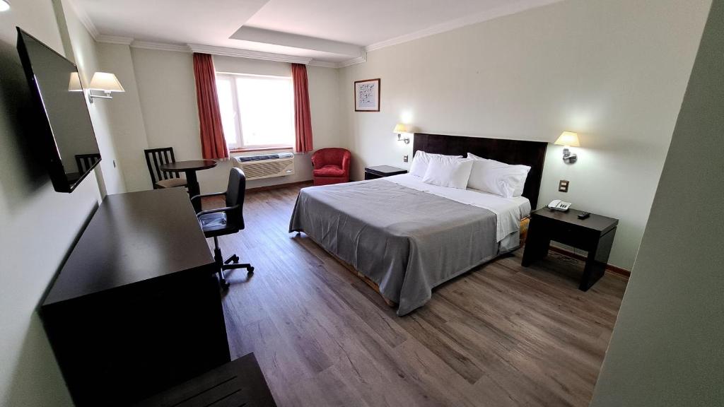 科皮亚波科皮亚波迭戈阿尔马格罗酒店的配有一张床和一张书桌的酒店客房
