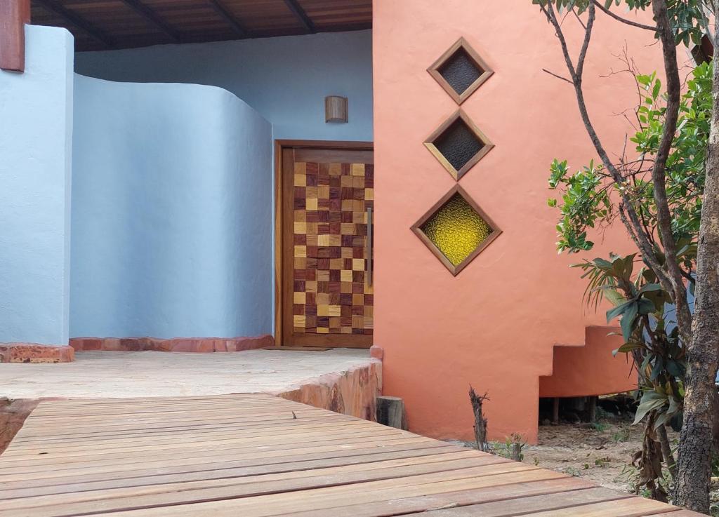 戈亚斯州上帕莱索Casa Prosperidade的隔壁的一栋铺有木地板的建筑