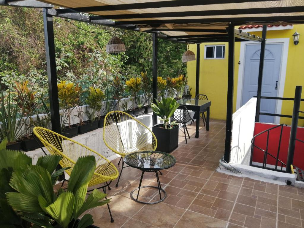 梅里达奎萨尔旅馆的庭院设有桌椅和植物
