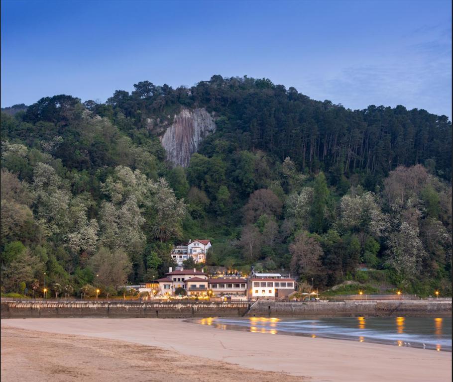 扎鲁亚斯Hotel Ur Bare的山边海滩上的房子