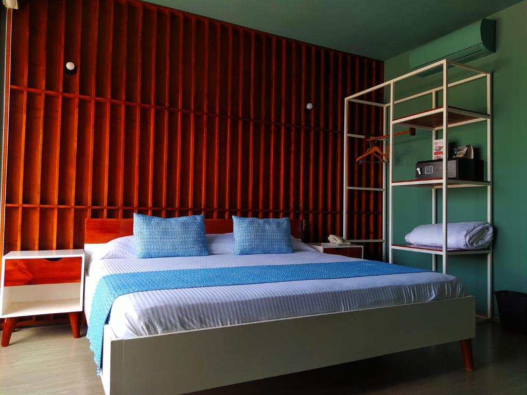 图斯特拉古铁雷斯Hotel Momotus的一间卧室配有一张红色墙壁的床