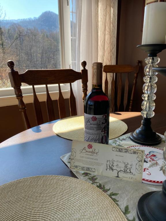 卢尔湖Grafton Lodge的桌子上坐着一瓶葡萄酒
