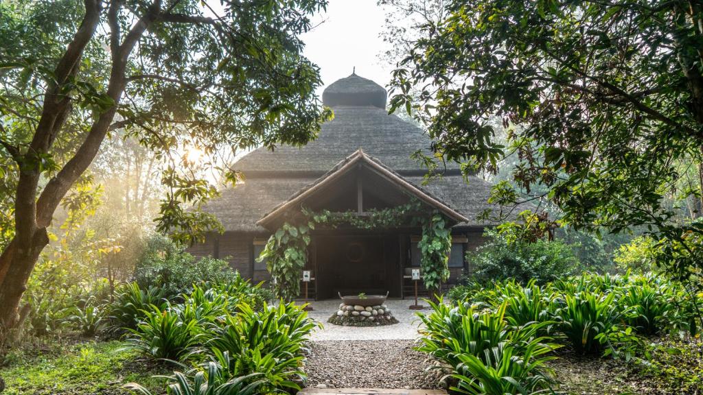 BardiyāTiger Tops Karnali Lodge的花园中的房子