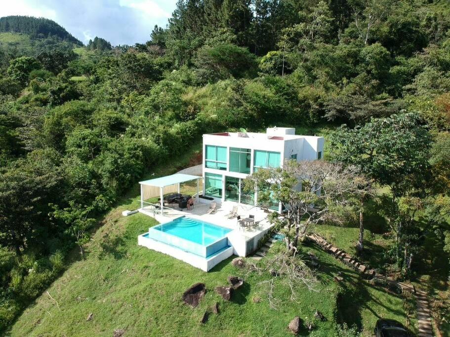 SoráCasa Moderna con piscina en las Montañas de Altos del María的享有带游泳池的房屋的空中景致