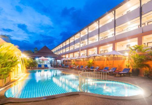 卡塔海滩Kata Silver Sand的大楼前设有游泳池的酒店