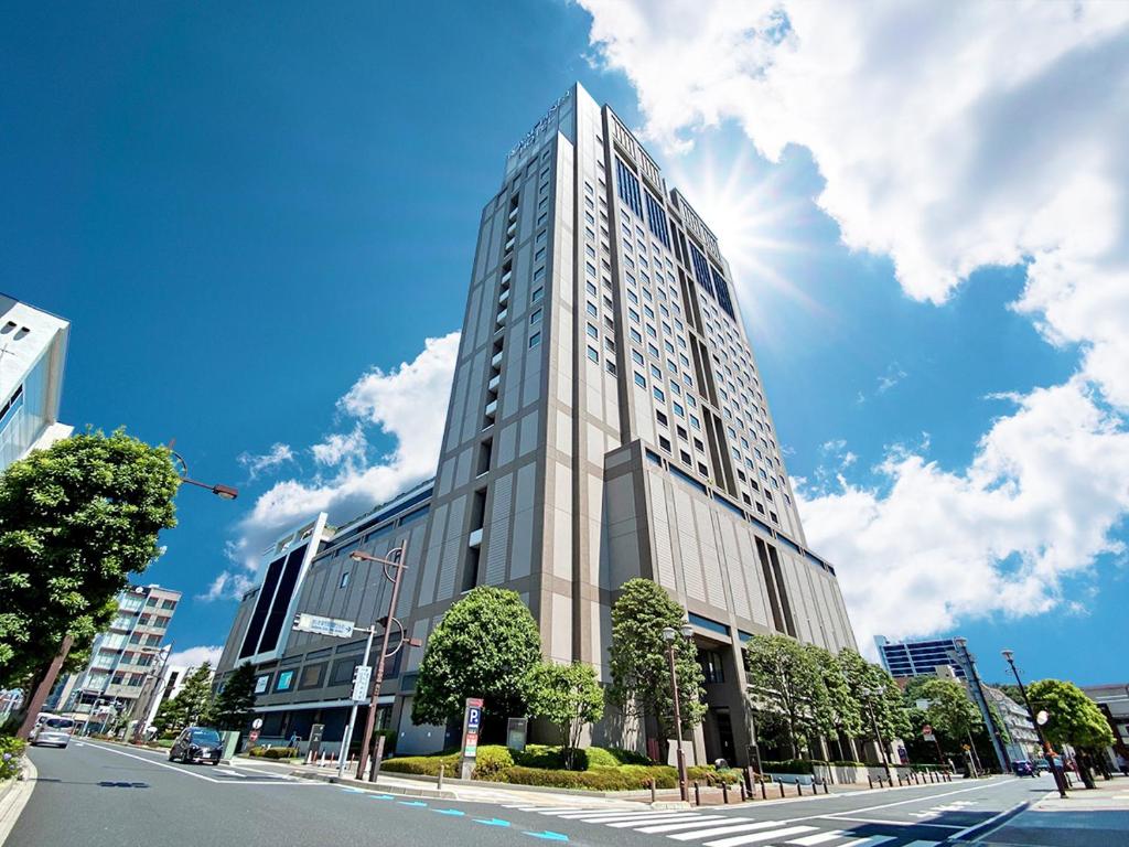 埼玉市Royal Pines Hotel Urawa的街道边的高楼