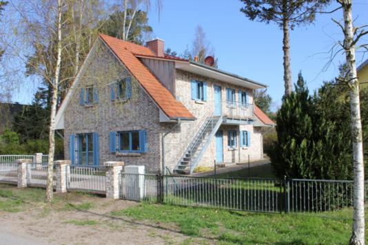 NeuhausHaus Ostseeidyll, App 01的一座前方有栅栏的老房子