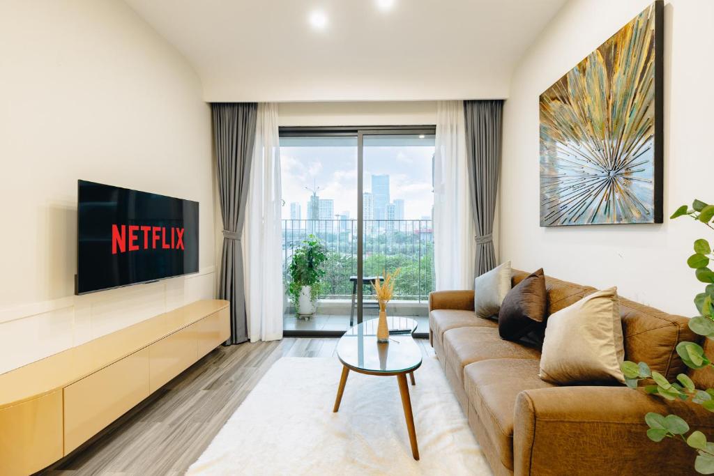 河内Promotion - one bedrooms Vinhomes D'capitale的带沙发和电视的客厅