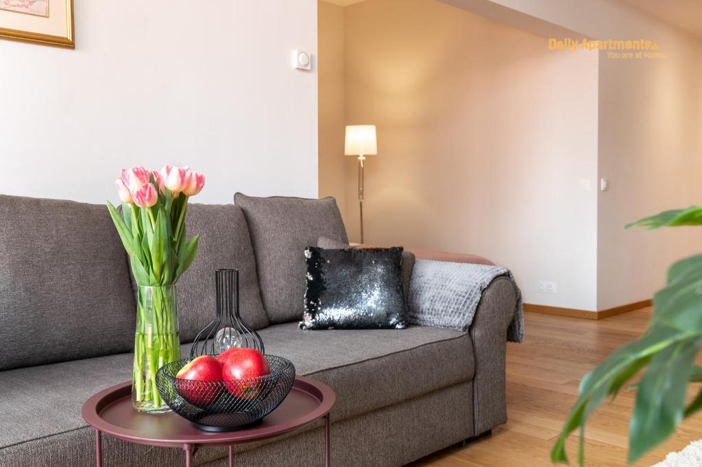 塔林Luxury Suites - Rotermann City的客厅配有沙发和苹果桌