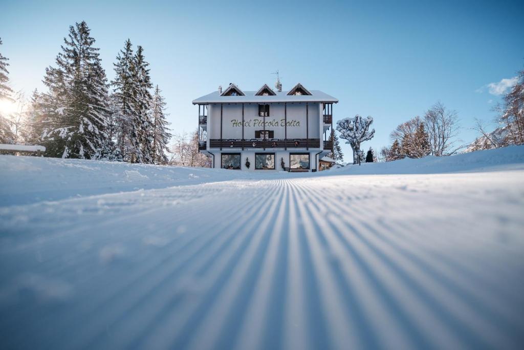 莫尔韦诺皮考拉拜塔旅馆的前方雪中的房子