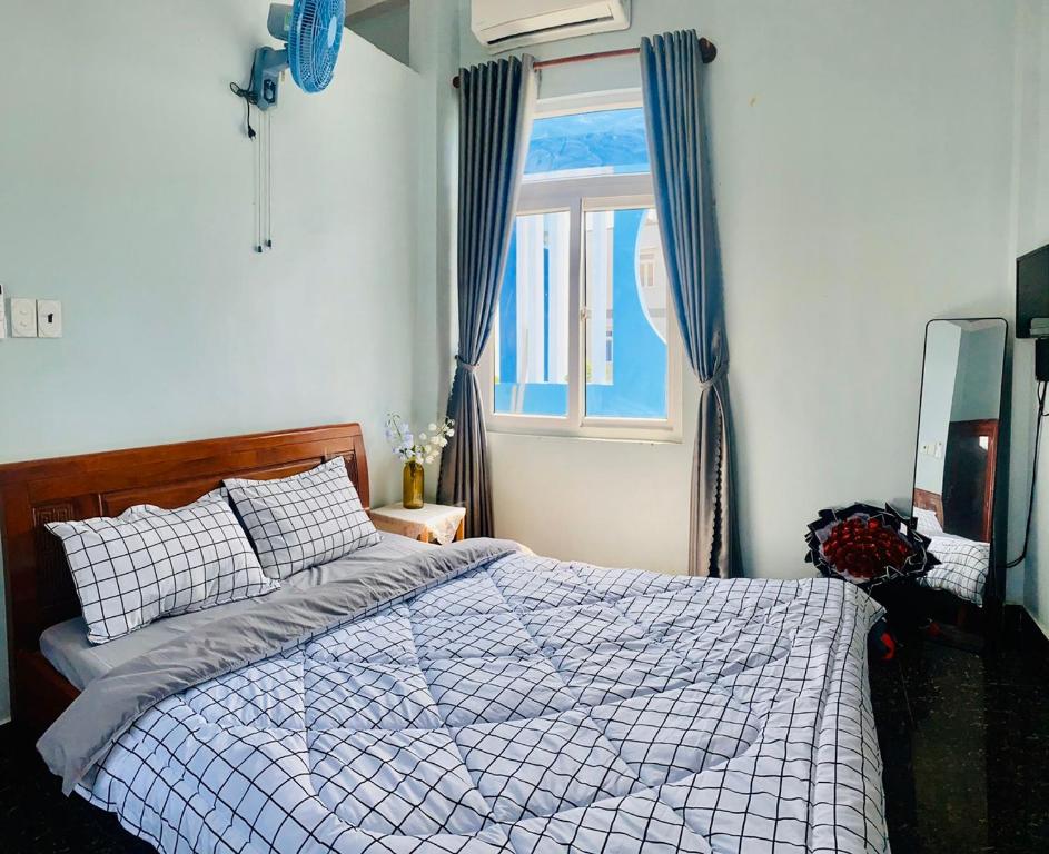 惹岛Homestay Tiên Tri 02的一间卧室设有一张床和一个窗口