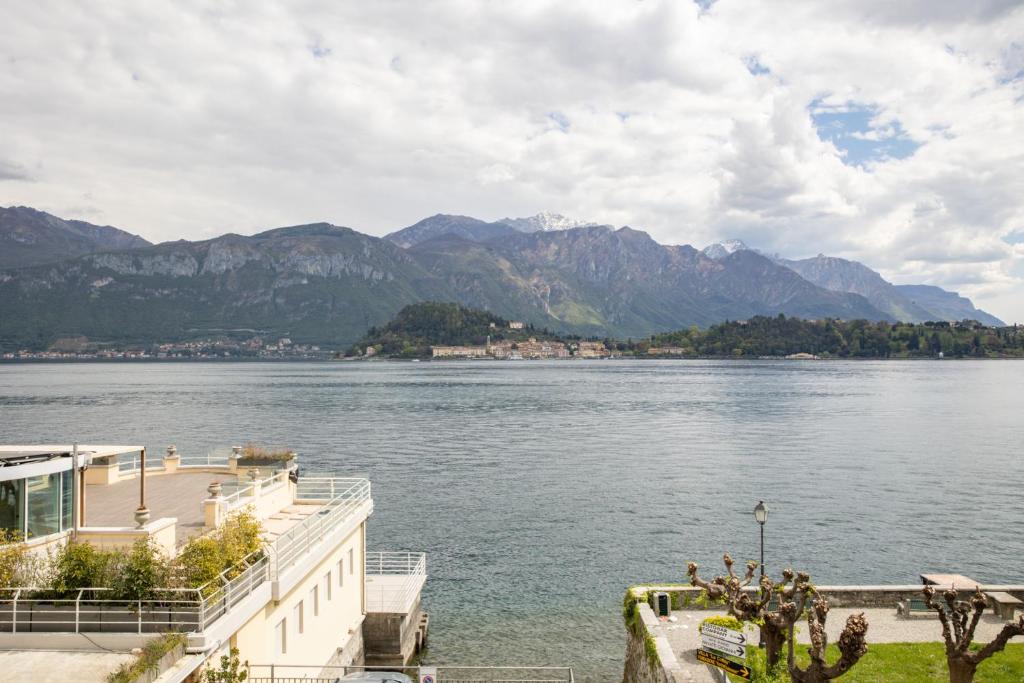 格里安泰卡德纳比亚Lakefront Contemporary - by My Home In Como的享有大片的山水美景