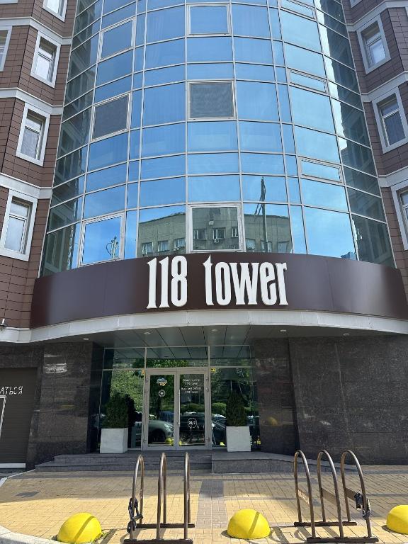 基辅118 apartments的带有读塔标志的建筑