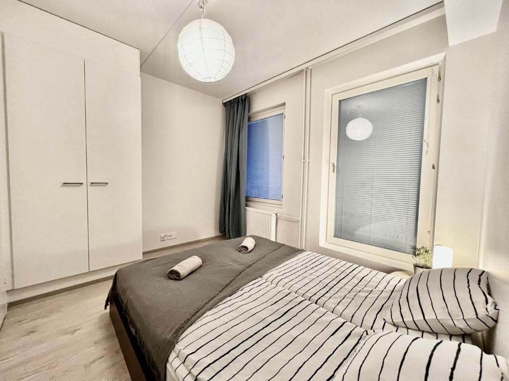 万塔Easy Stay Room near Airport的一间卧室设有一张大床和一个窗户。