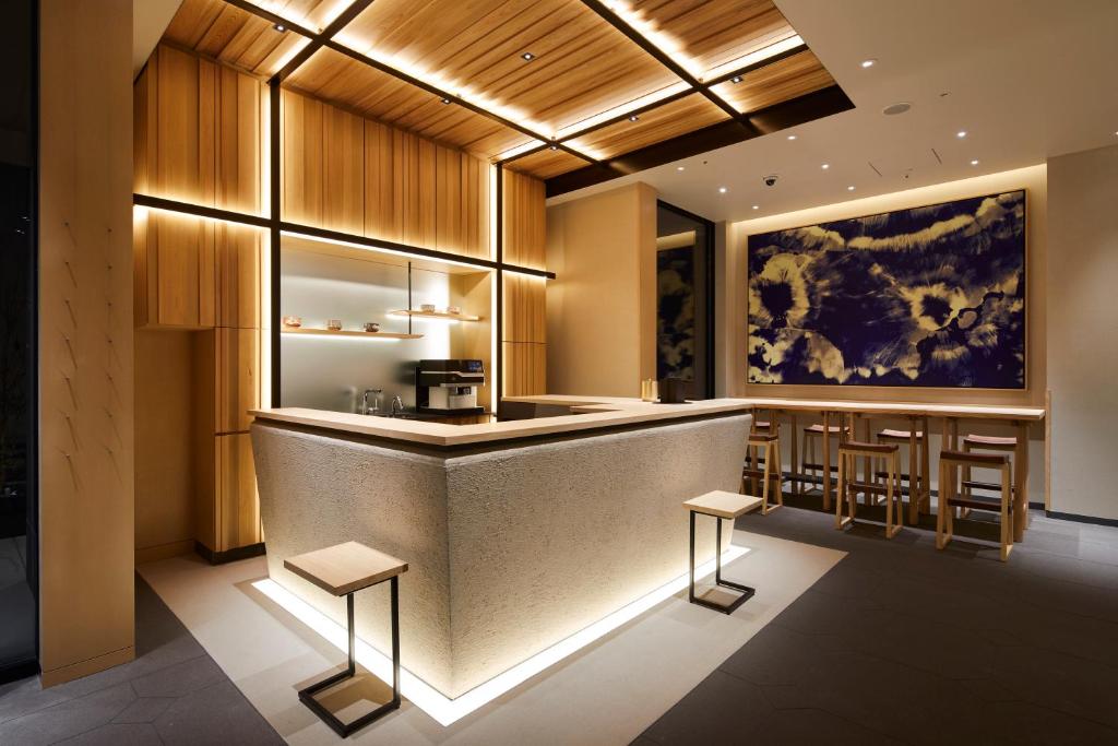 东京Agora Tokyo Ginza的一间厨房,内设酒吧和凳子