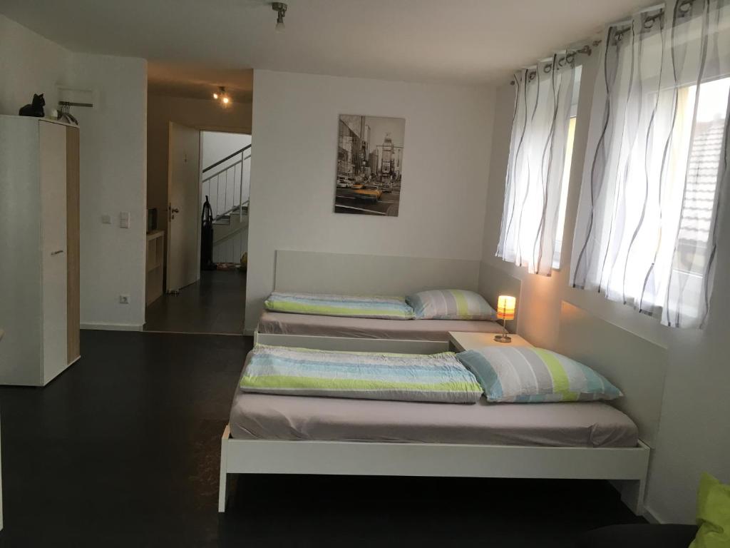 莱因费尔登-埃希特尔丁根莫特姆噶斯特公寓的配有窗户的客房内的两张床