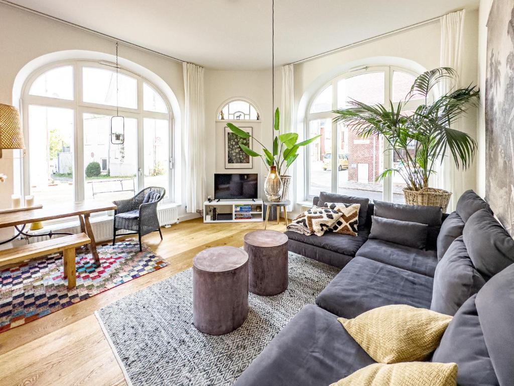 布隆Ruhige und schöne Wohnung im Herzen von Plön.的客厅配有沙发和桌子