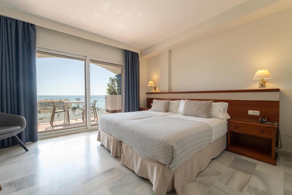Estepona彼德拉帕洛玛酒店的一间卧室配有一张床,享有海景
