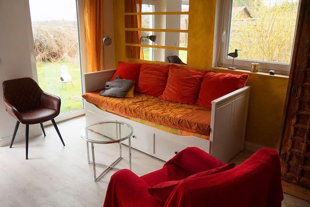 格罗斯内默罗Haus Seenplatte的窗户客房内的橙色沙发