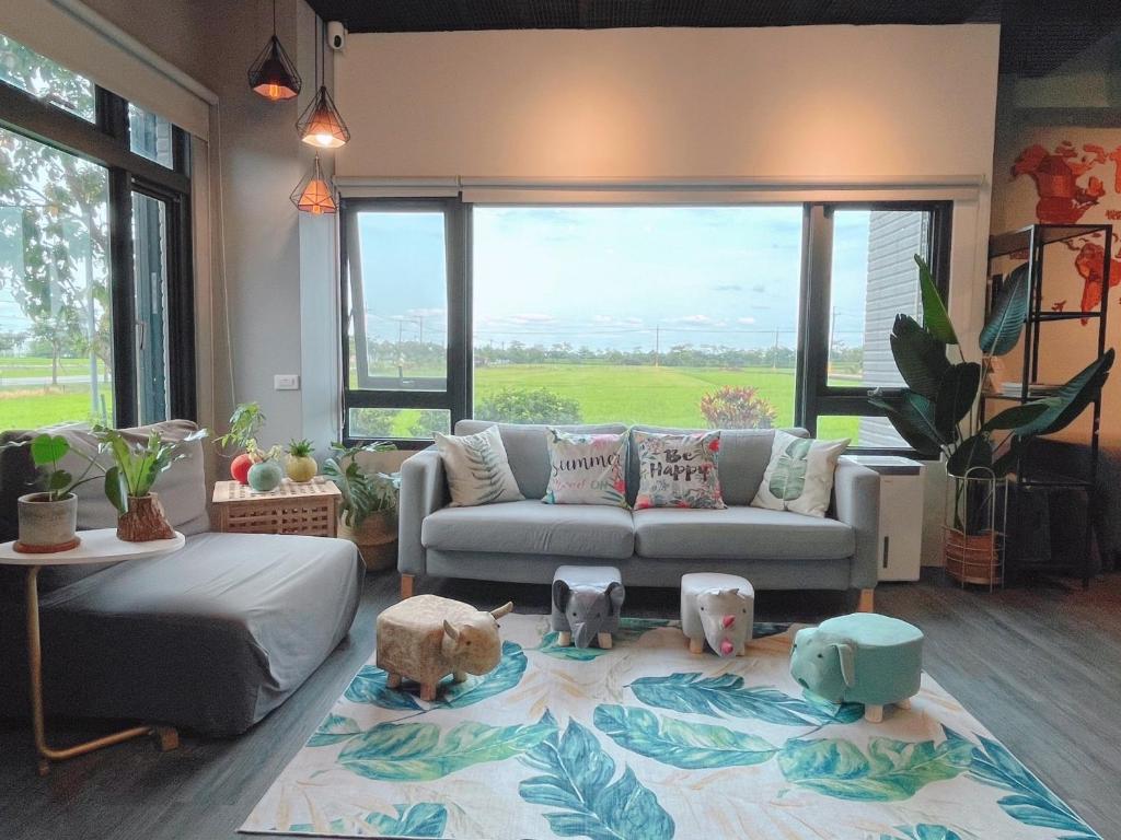 五结沐光森野旅宿 永續旅遊的带沙发和大窗户的客厅