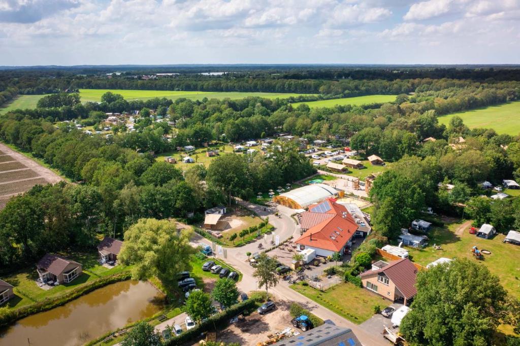 代讷坎普Papillon Country Resort的享有小村庄的空中美景和河流美景