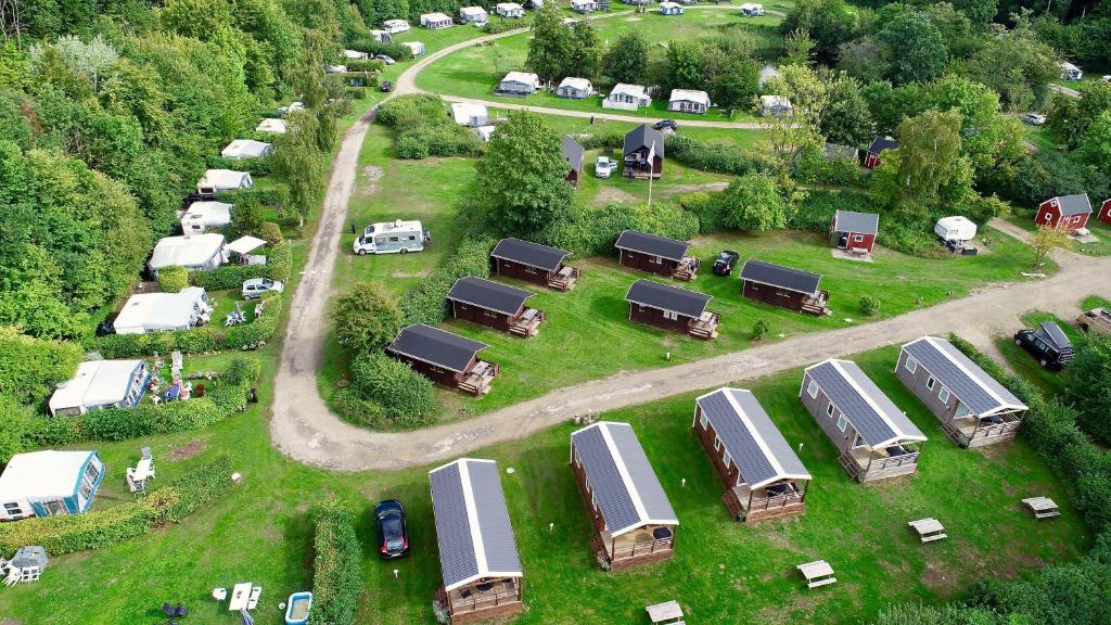 Nivå尼瓦露营别墅酒店的卡车和汽车农场的空中景观