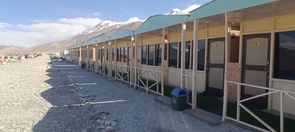 KakstetThe Ladakh Cottage Pangong, Lake View的山底下一排建筑物