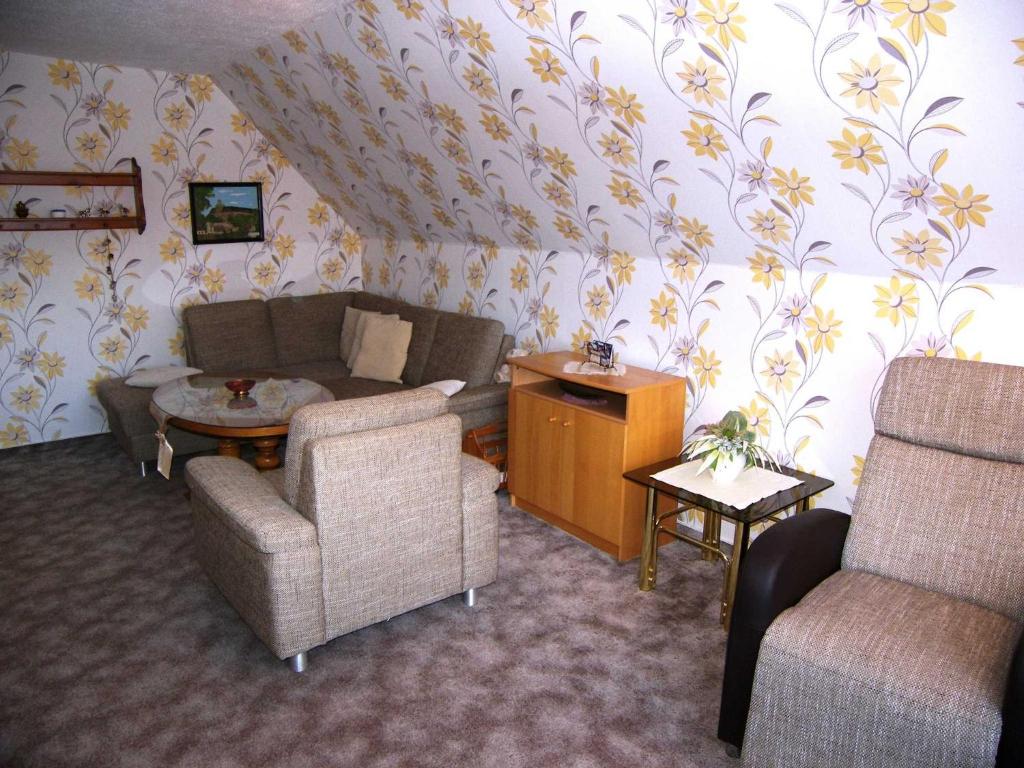 特拉森海德Ferienwohnung Heimann的客厅配有沙发和椅子