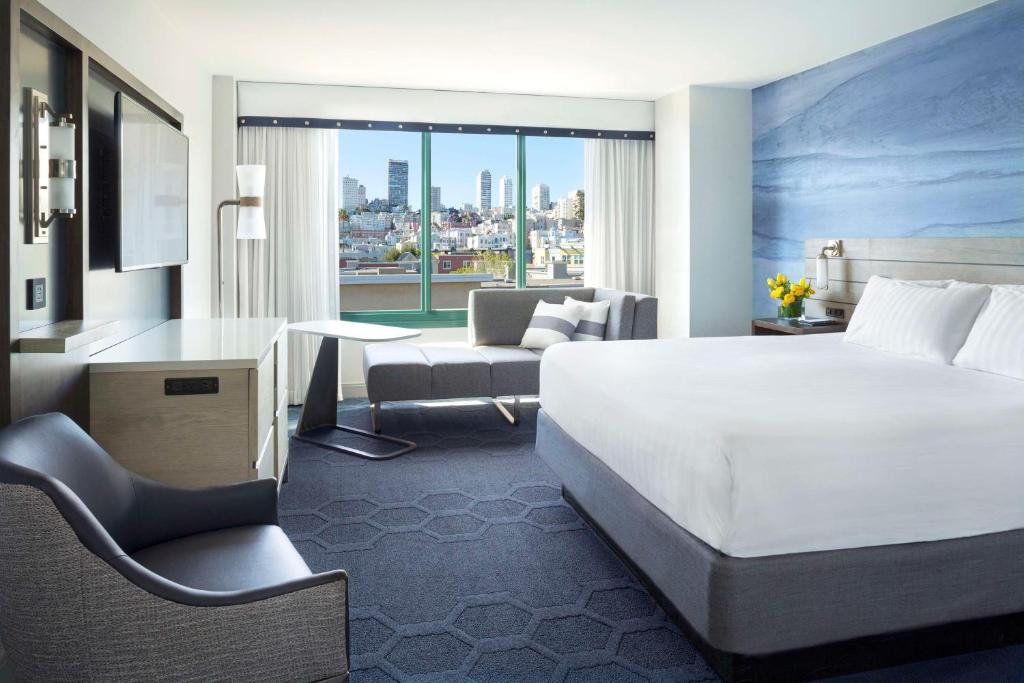 旧金山旧金山渔人码头中心凯悦酒店的酒店客房设有一张大床和一张书桌。