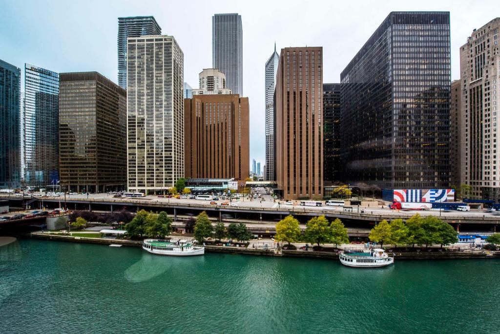 芝加哥芝加哥凯悦酒店的水面上乘船的城市景观