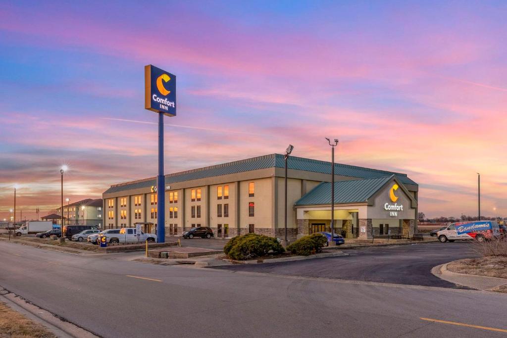 科林斯维尔Comfort Inn Collinsville near St Louis的停车场前有标志的建筑物