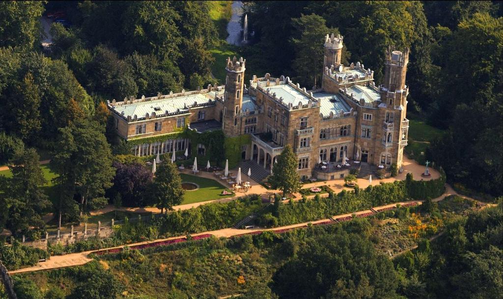 德累斯顿艾克城堡酒店的享有树木繁茂的城堡的空中景致