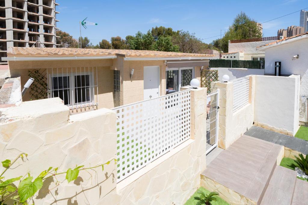 贝尼多姆Apartamento ALMA con terreno privado y parking compartido - a 800m de Playa Poniente的房屋前的白色围栏