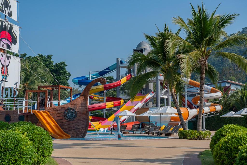 象岛Koh Chang Paradise Hill的一个带一束滑梯的水上公园