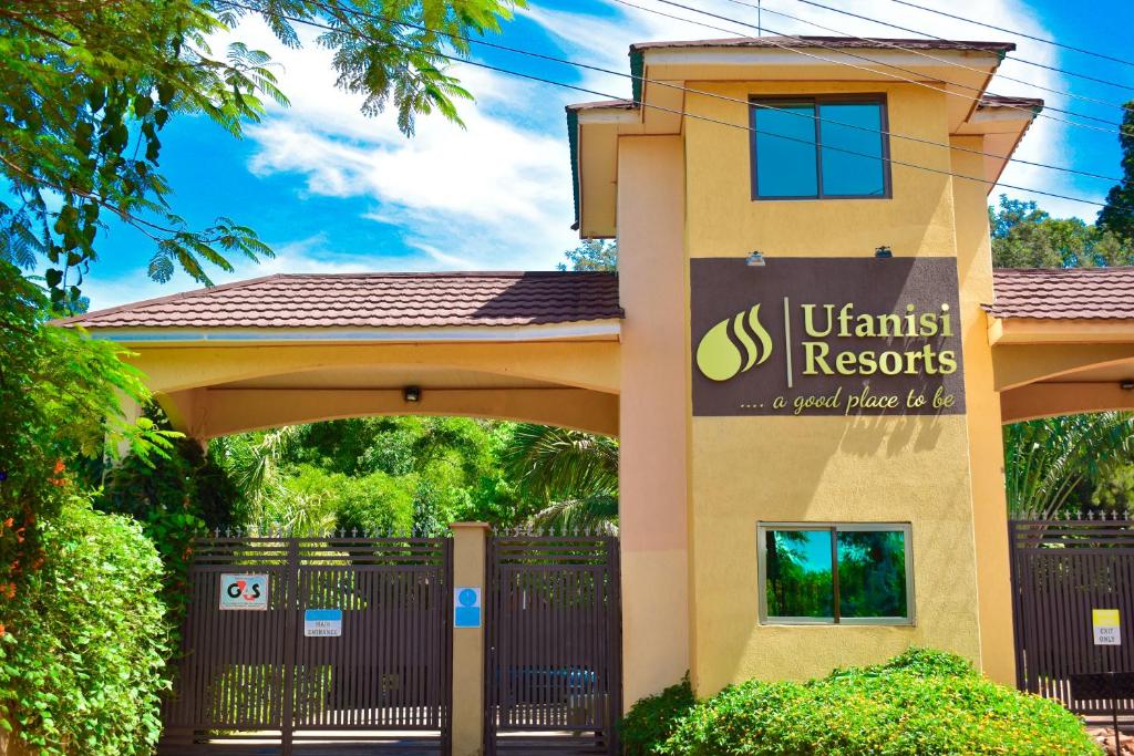 KisiiUfanisi Resort - Kisii的一座带有雷森尼斯度假村标志的建筑