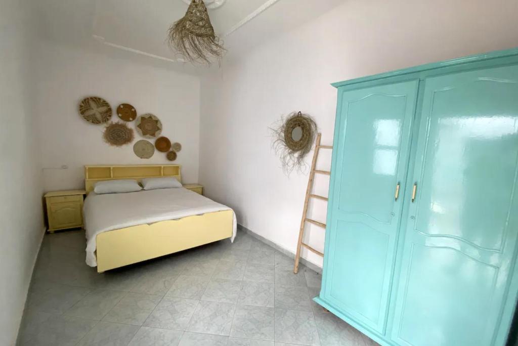 塔哈佐特Kasbari House的一间卧室设有一张床和梯子