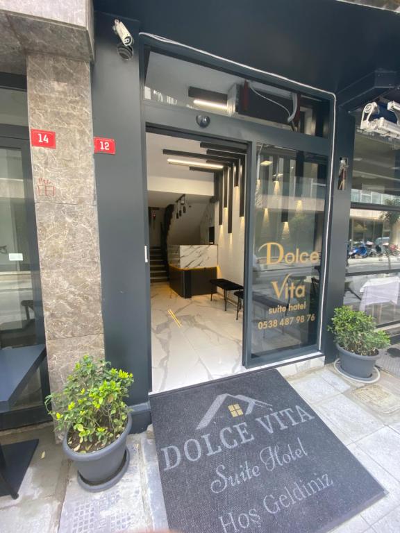 伊斯坦布尔Dolce Vita Suite Hotel的摆在前面的有标志的 ⁇ 丽窗户
