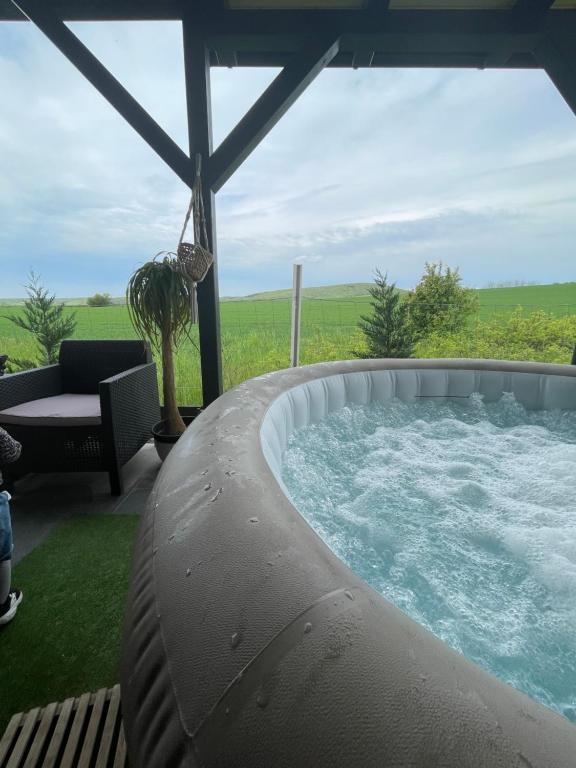 埃格尔NatureZone的享有田野景色的按摩浴缸
