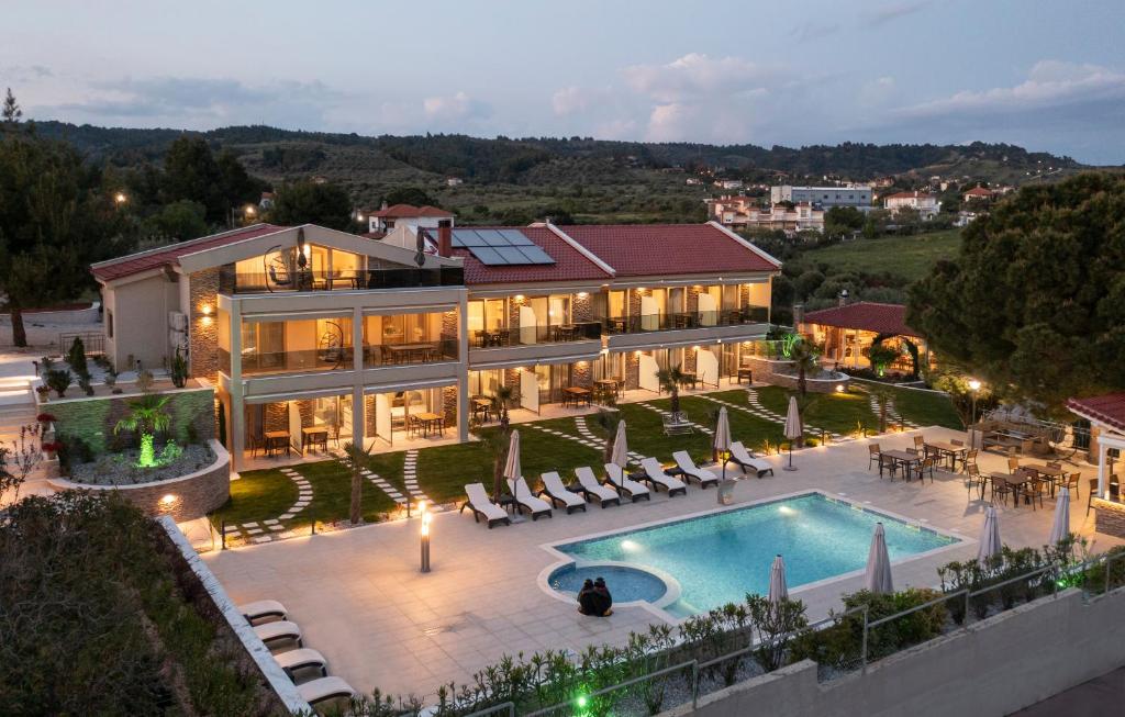 尼基季Villa Sara的享有带游泳池的房屋的空中景致