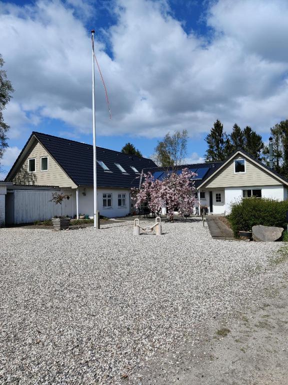 HammelRosengård的砂石车道上带旗杆的房子