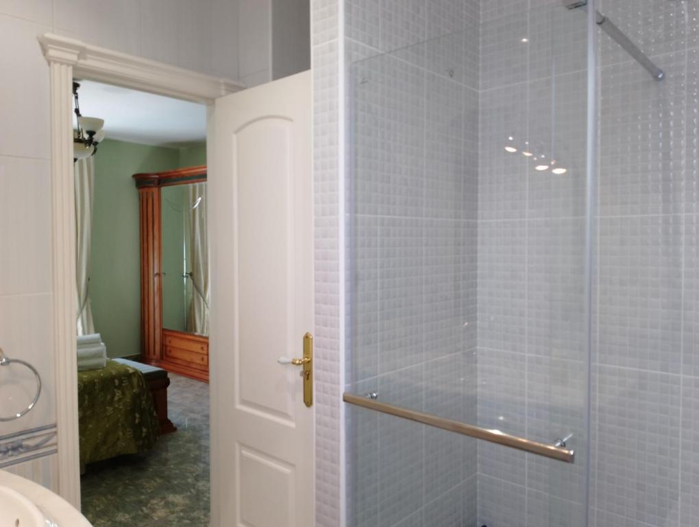 阿尔卡尼斯Quevoy的带淋浴的浴室和玻璃门