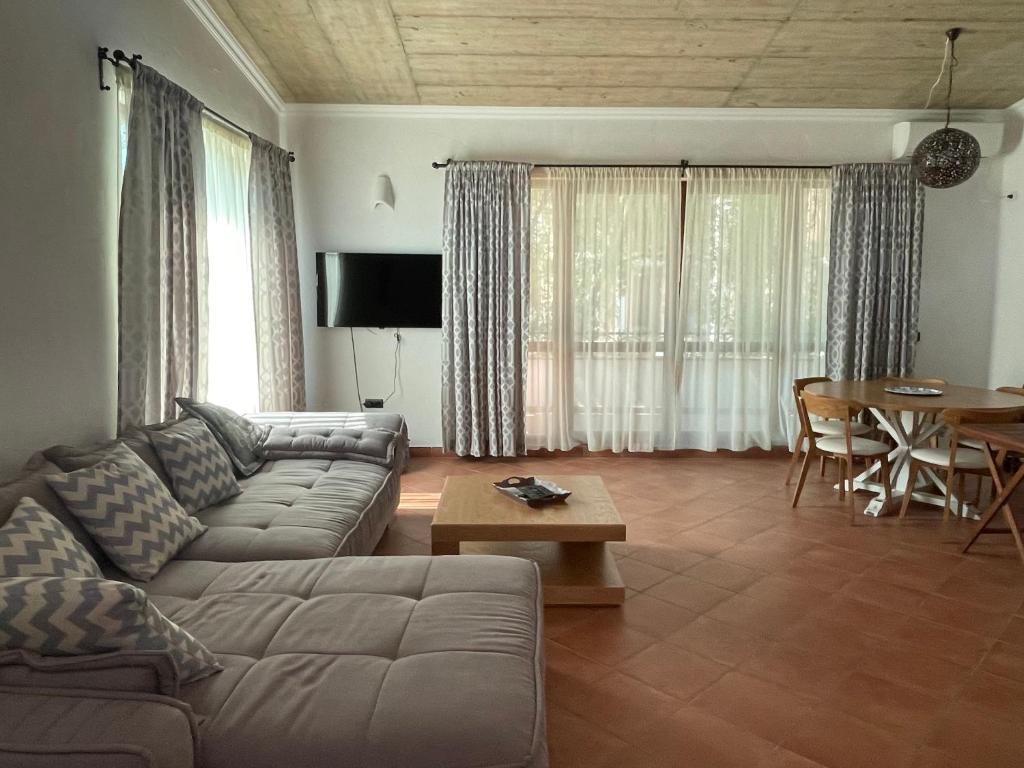 洛泽内茨Къща за гости “ ОАЗИС “ ет.2的客厅配有沙发和桌子