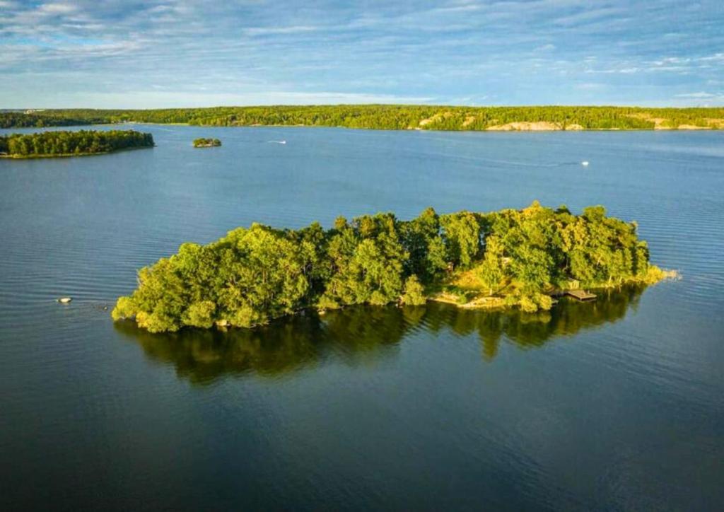 SvartsjöEscape to Your Very Own Private Island - Just 30 Minutes from Stockholm的水中的一个岛屿